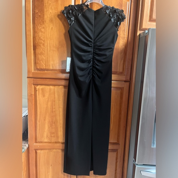 NWT Xscape long dress cap sleeves with flower appliqué. Size 12P - Picture 4 of 8